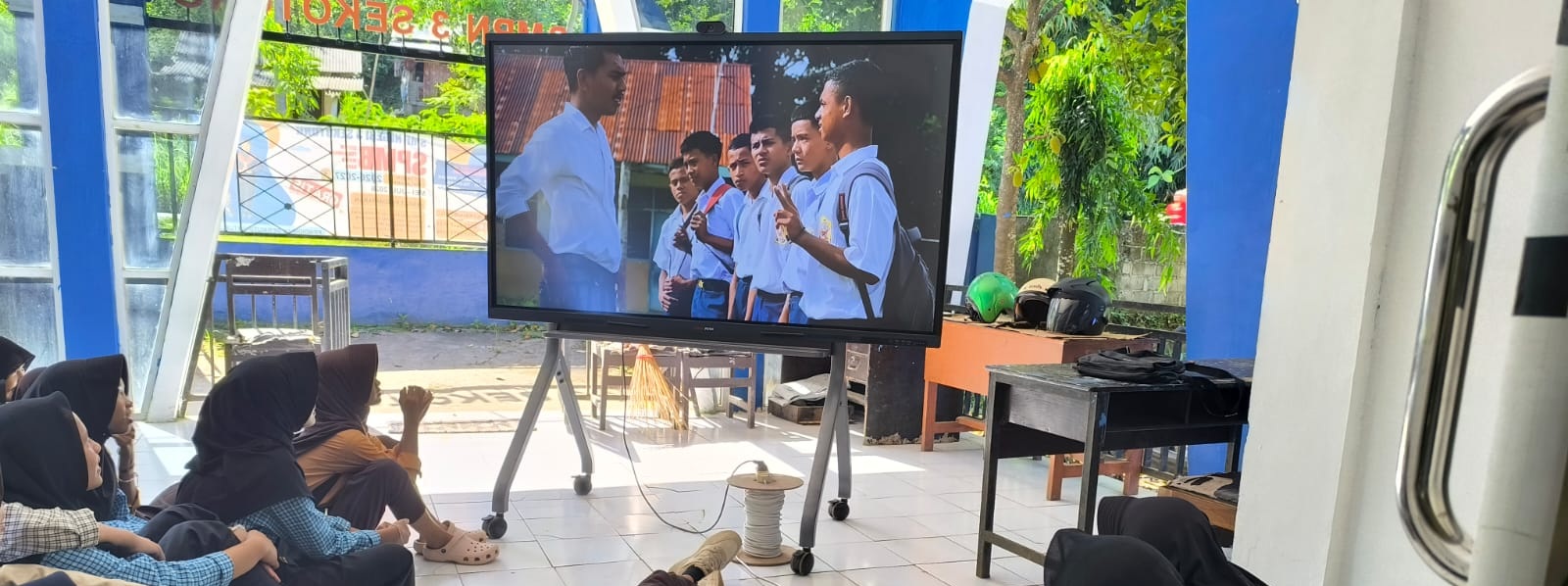 Transformasi Digital di Lorong Kelas: SMPN 3 Sekotong Integrasikan Papan Interaktif  Digital untuk Pembelajaran Modern